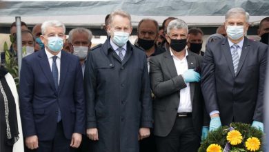 Photo of Džaferović i Izetbegović na Šehidskom mezarju Kovači odali počast i položili cvijeće povodom Dana šehida