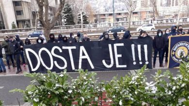 Photo of Navijači pred zgradom Saveza protestuju zbog izbora Peteva