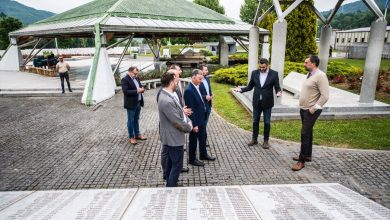 Photo of Delegacija Vlade KS u Potočarima: Podrška Memorijalnom centru Srebrenica ne smije izostati