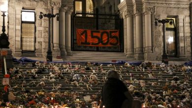 Photo of Kanada: Građani ostavljaju dječje igračke i pale svijeće ispred Parlamenta Britanske Kolumbije