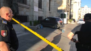 Photo of Automobilom pokosila dva pješaka ispred Centralne banke BiH i zabila se u zgradu