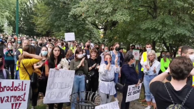 Photo of Studenti ispred zgrade KS: Otvorite prozore! Šta hoćemo? -Prava!