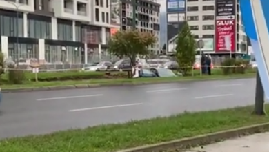 Photo of Video/Automobil propao u rupu od tramvajskih šina, očekuje se dolazak policije i Hitne