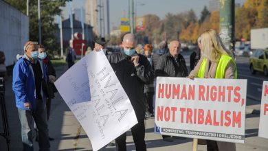 Photo of Protesti pred američkom ambasadom: “Ne dozvolite da nam djeca odlaze”