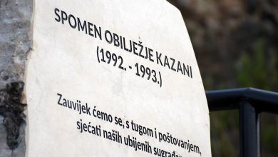 Photo of Gradonačelnica Sarajeva otkrila spomen ploču za 17  ubijenih građana na Kazanima