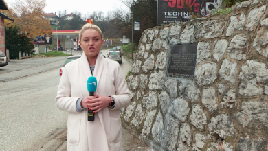 Photo of TVSA/Nakon Beograda bojom zalivena sramna spomen ploča Ratku Mladiću na ulazu u Sarajevo