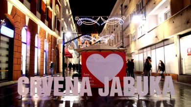 Photo of Multimedijalna izložba “Crvena jabuka: Za sve ove godine”