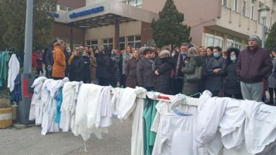 Photo of Konjic: Medicinari okačili bijele mantile u znak protesta
