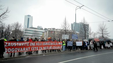 Photo of Na protestima u Sarajevu okupilo se nekoliko stotina građana: Negiranje genocida nije sloboda govora