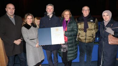 Photo of Premijer Forto preuzeo plaketu koju je Vlada KS dobila za doprinos razvoju: Srebrenica nam je posebno u srcu