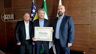 Photo of Izetbegović s predstavnicima RVI i porodica šehida i poginulih boraca