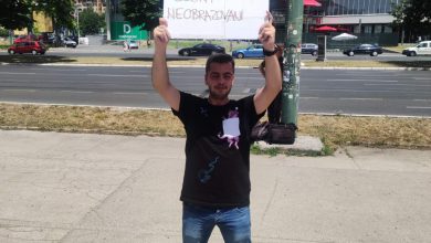 Photo of Lični bunt građana na Trgu BiH: “Djeca su nam gladna”