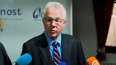 Photo of Ambasador Sjedinjenih Američkih Država u Bosni i Hercegovini Michael Murphy danas sa grupom mladih političara