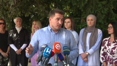 Photo of SDA ispred Narodnog pozorišta na odgovornost pozvala Dinu Mustafića