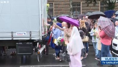 Photo of Građani Sarajeva ostavili cvijeće na kamion posmrtnih ostataka žrtava Srebrenice