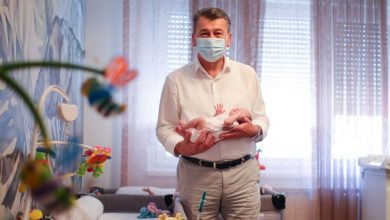 Photo of Načelnik Hadžibajrić darovao prve ‘trojke’ rođene u Starom Gradu nakon više od 15 godina