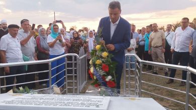Photo of Fadil Novalić  sa porodicama žrtava otvorio spomen-obilježje u Nezuku