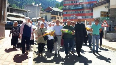 Photo of Preživjele žrtve genocida posjećuju mjesta stradanja svojih najmilijih