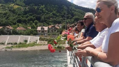 Photo of Drinom zaplovile ruže u znak odavanja počasti žrtvama genocida