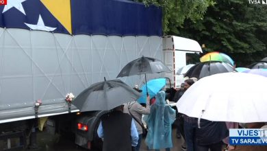 Photo of TVSA uživo iz Visokog: Kamion sa 50 posmrtnih ostataka žrtava krenuo prema Srebrenici