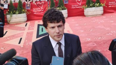 Photo of SFF: Jesse Eisenberg prošetao Crvenim tepihom