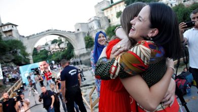 Photo of Lana Pudar u zagrljaju gradonačelnice Benjamine Karić