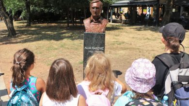 Photo of Na trgu oslobođenja Alija Izetbegović postavljena bista velikana bh. književnosti Alije Isakovića / FOTO