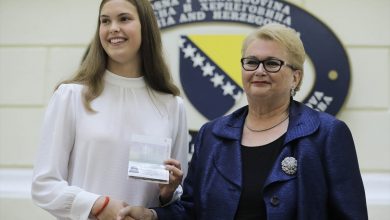 Photo of Sjajna plivačica Lana Pudar dobila diplomatski pasoš BiH