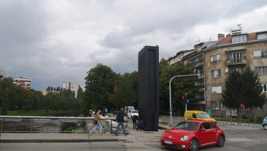 Photo of Na Vrbanja mostu postavljen led ekran bez dozvole