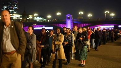 Photo of Hiljade ljudi tokom noći čekali u redu da odaju počast kraljici Elizabeti