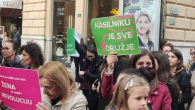 Photo of Protestna šetnja u Sarajevu:  Solidarno žena, ženama ! Vozači trube u znak podrške (FOTO)