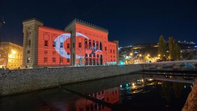 Photo of Turska zastava na sarajevskoj Vijećnici povodom Dana Republike Turkiye