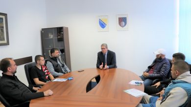 Photo of Avdić s osvajačima medalja: Novčane naknade za tri mlada kickboxera