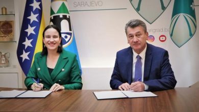 Photo of Načelnik Hadžibajrić i gradonačelnica Karić potpisali sporazum o sufinansiranju javnog dočeka Nove godine u Sarajevu