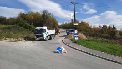 Photo of U toku su radovi na proširenju saobraćajnice i izgradnji pješačke staze u ulici Briješće Brdo