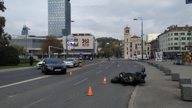 Photo of Saobraćajni udes u centru grada, motociklista lakše povrijeđen (FOTO)