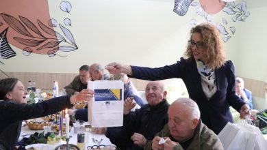 Photo of Organizovan svečani ručak za 230 korisnika Restorana dobre volje, uručeni i pokloni