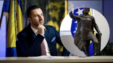 Photo of Efendiću zasmetala suknja na spomeniku kralja Tvrtka
