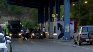 Photo of Srbi koji prosvjeduju i dalje barikadama blokiraju glavne ceste na sjeveru Kosova