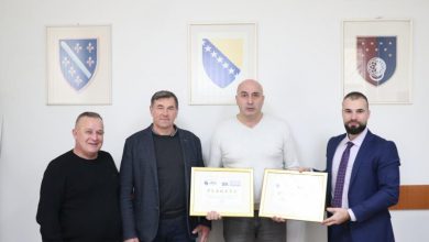 Photo of Predstavnici udruženja Bokserski klub “Zlatni ljiljani” uručili plaketu ministru Osmanoviću