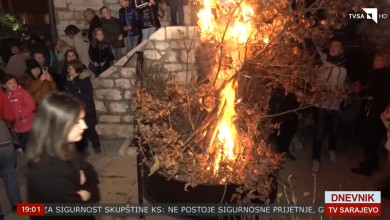 Photo of U Staroj pravoslavnoj crkvi na Baščaršiji brojni vjernici prisustvovali paljenju badnjaka