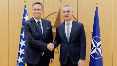 Photo of Bećirović sa generalnim sekretarom NATO-a Jensom Stoltenbergom u sjedištu NATO-a u Briselu