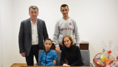 Photo of Uz podršku Općine Stari Grad, teška životna priča dječaka lavljeg srca Haruna Kape, bit će pretočena u knjigu