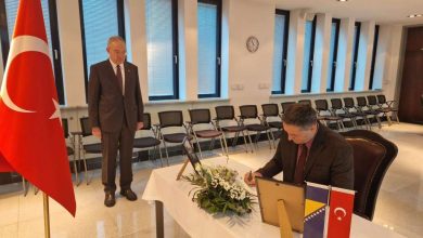 Photo of Bećirović se upisao u Knjigu žalosti u Ambasadi Republike Turske u BiH