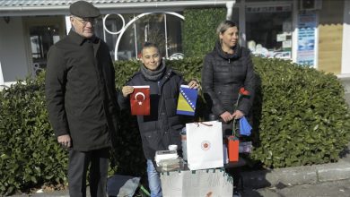 Photo of Ambasador Girgin posjetio dječaka Benjamina koji prodajom čaja pomaže žrtvama zemljotresa u Turskoj