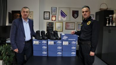 Photo of Hadžibajrić uručio donaciju PU Stari Grad: 80 pari profesionalnih čizama za policiju