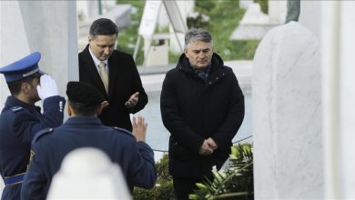 Photo of Povodom 6. aprila delegacije položile cvijeće na mezarju Kovači: Sarajevo je grad heroj