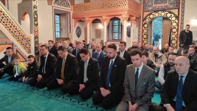 Photo of Foča: Denis Bećirović klanjao bajram-namaz u Aladža džamiji