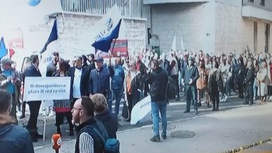 Photo of Protesti u Sarajevu: “Vi na odmor, mi na ulicu”