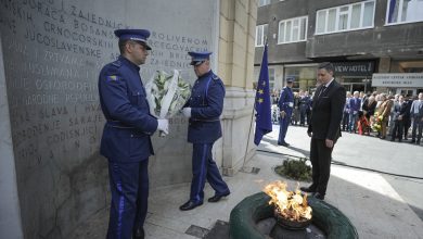 Photo of Bećirović povodom Dana pobjede nad fašizmom, Dana Evrope i Dana zlatnih ljiljana položio cvijeće na Spomen obilježje